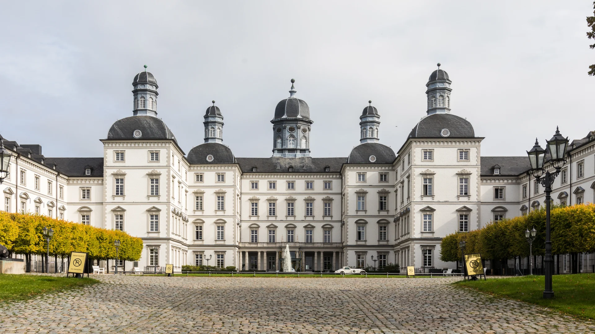 Schloss Bensberg mit Ehrenhof und Baumreihen, Oktober 2023