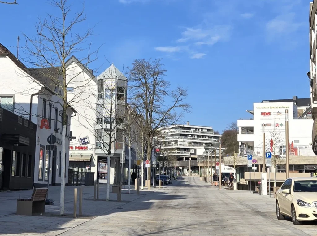 Schlossstraße in Bensberg mit Geschäftshäusern und Fußgängerbereich, Februar 2026