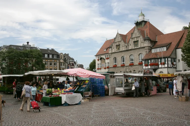 Wochenmarkt auf dem Konrad-Adenauer-Platz vor dem Rathaus Bergisch Gladbach, August 2009