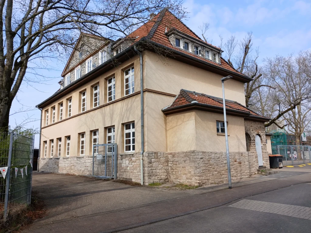 Straßenseite der Grundschule in Bergisch Gladbach Hand, Aufnahme März 2026