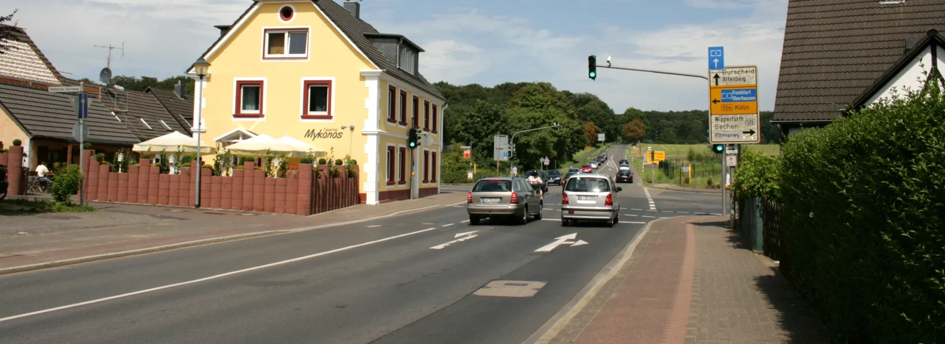 Odenthaler Straße in Hebborn mit Wohn- und Geschäftshäusern