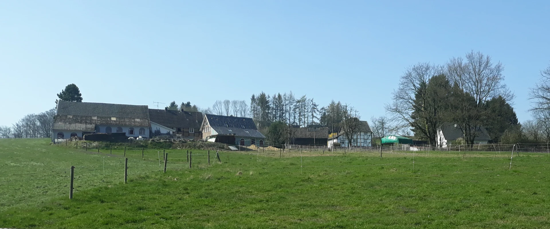 Hofgebäude und Wiesen in Nelsbach in der Gemeinde Kürten
