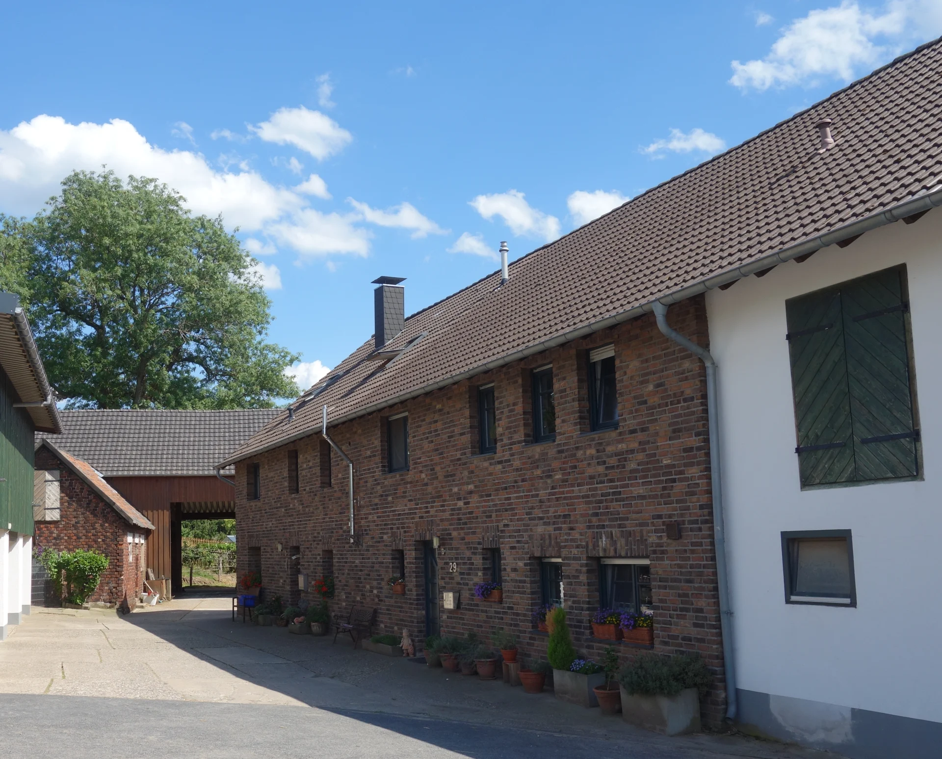 Hofbebauung mit Backstein und bergischem Wohnhaus in Neuenhaus, Moitzfeld