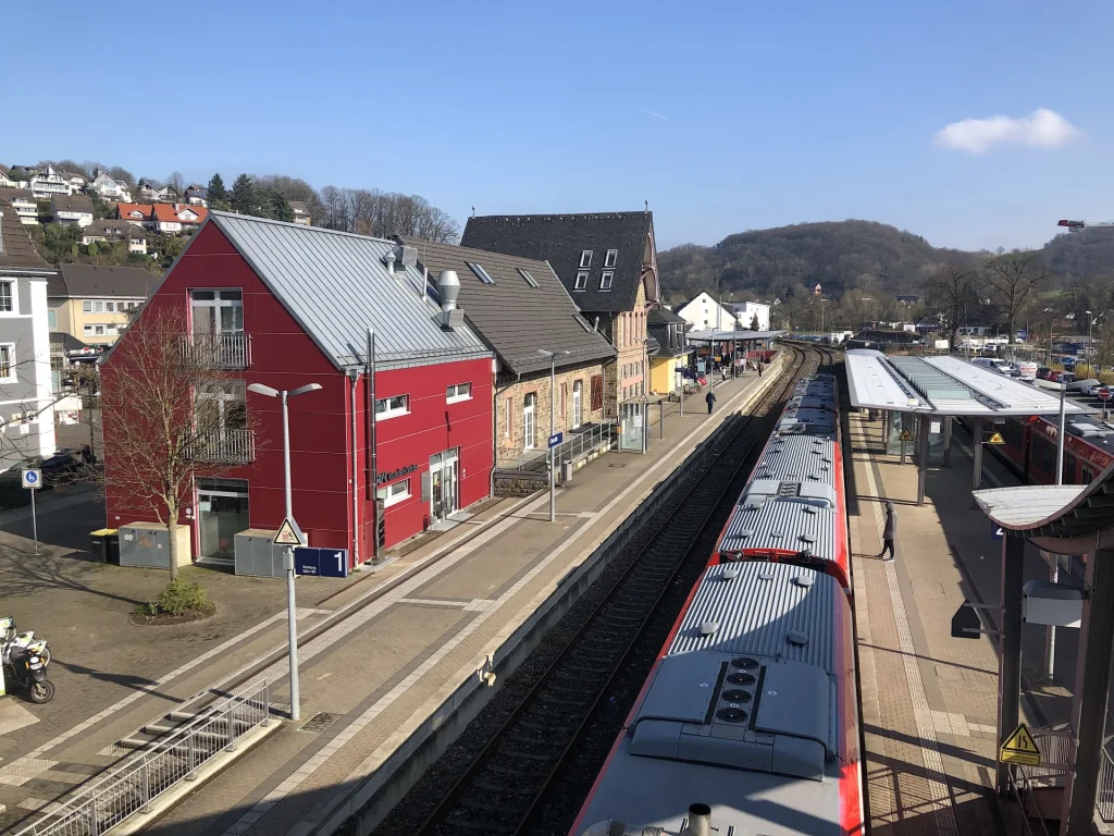 Bahnhof Overath mit Bahnhofsgebäude und Bahnsteigen im Aggertal