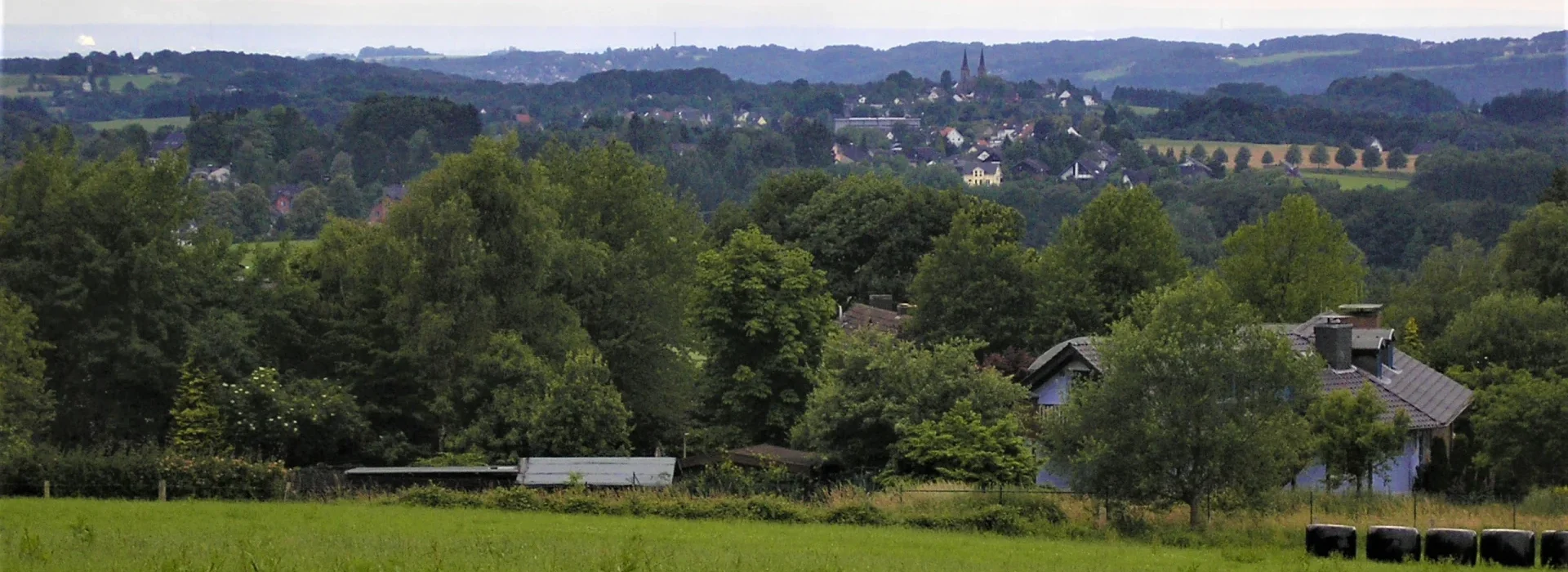 Blick von Federath über die bergische Landschaft nach Marialinden in Overath