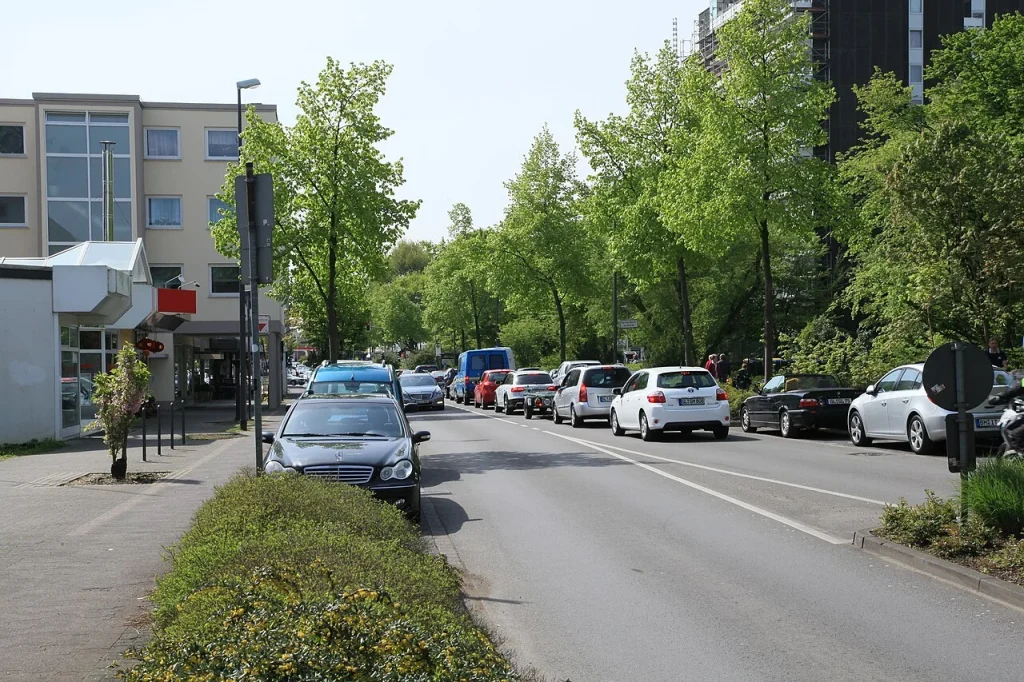 Dolmanstraße in Refrath mit Wohnhäusern und Straßenbäumen, aufgenommen 2015