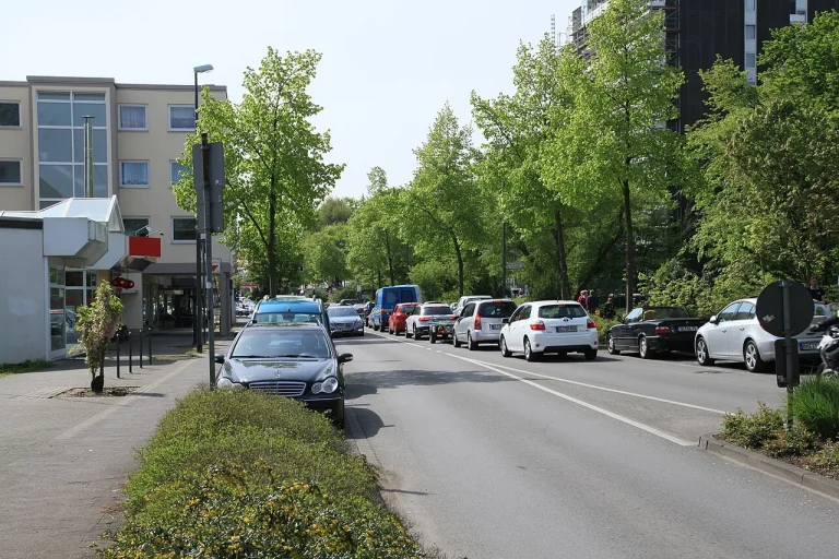 Dolmanstraße in Refrath mit Wohnhäusern und Straßenbäumen, aufgenommen 2015