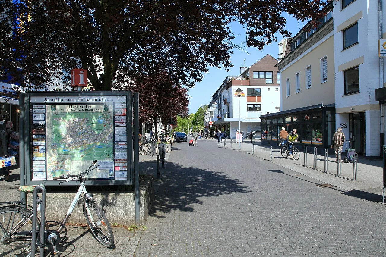 Siebenmorgen in Refrath mit Geschäften und Wohnhäusern, aufgenommen 2015