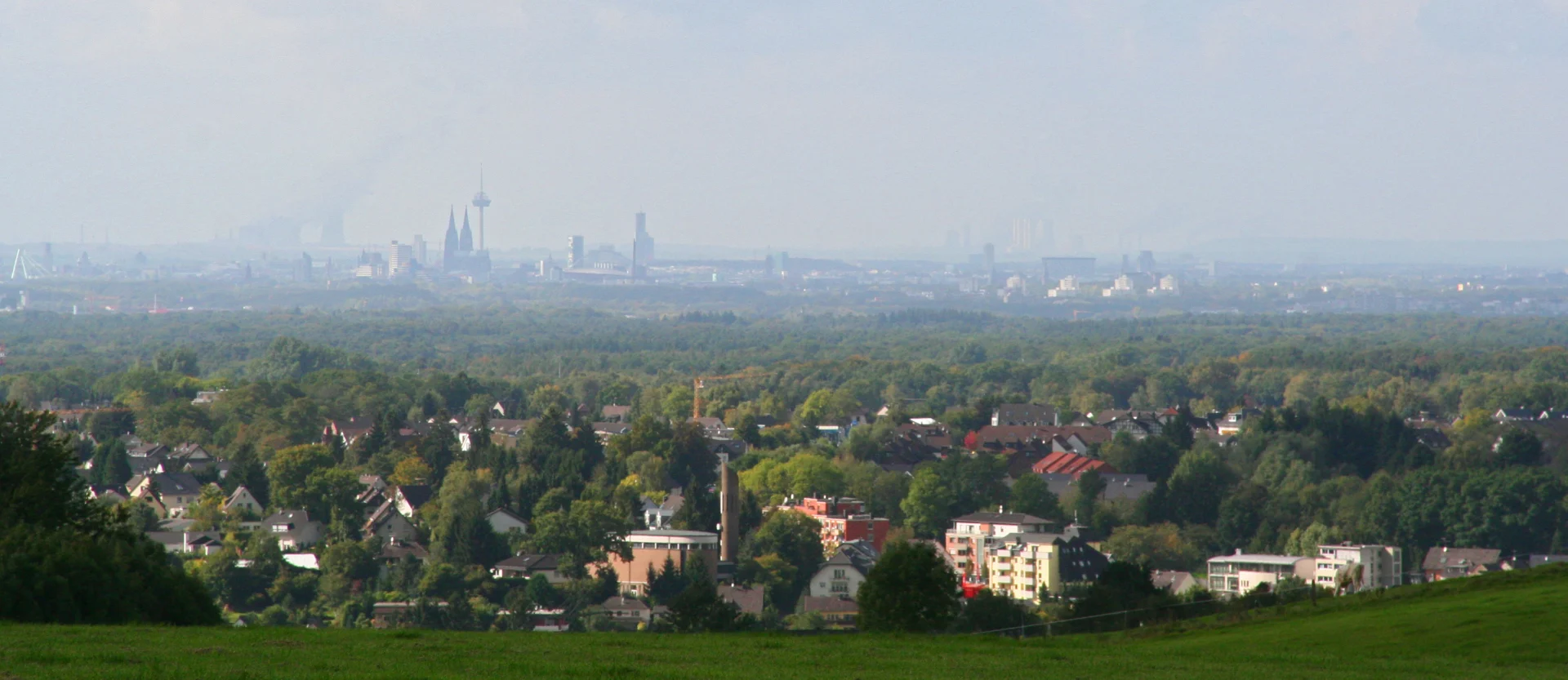 Panorama mit Wohnbebauung in Rösrath und Fernblick Richtung Köln