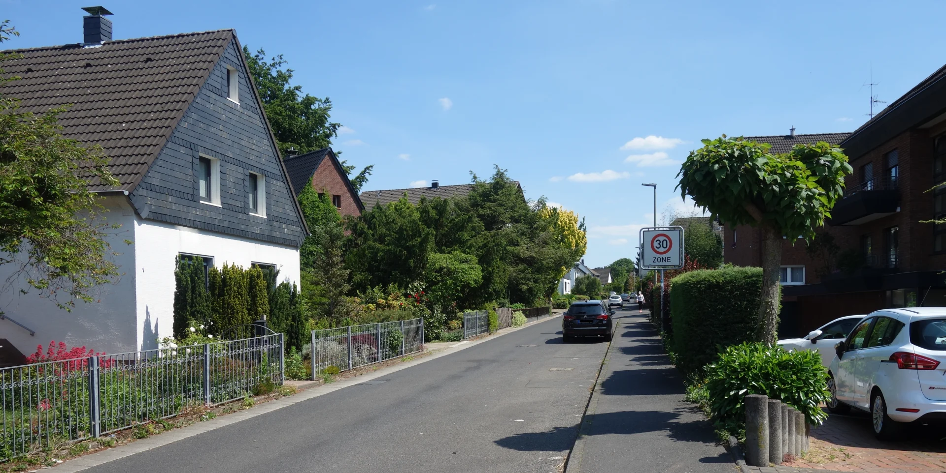 Wohnhäuser und gepflegte Vorgärten am Fahner Weg in Schildgen