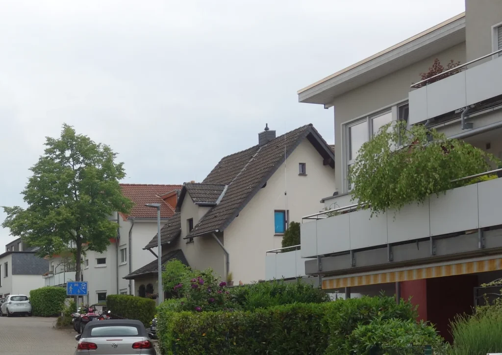 Wohnhäuser mit Balkonen und Vorgärten am Hoppersheider Weg in Schildgen